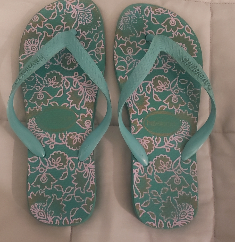 Havaianas flip flops gently used